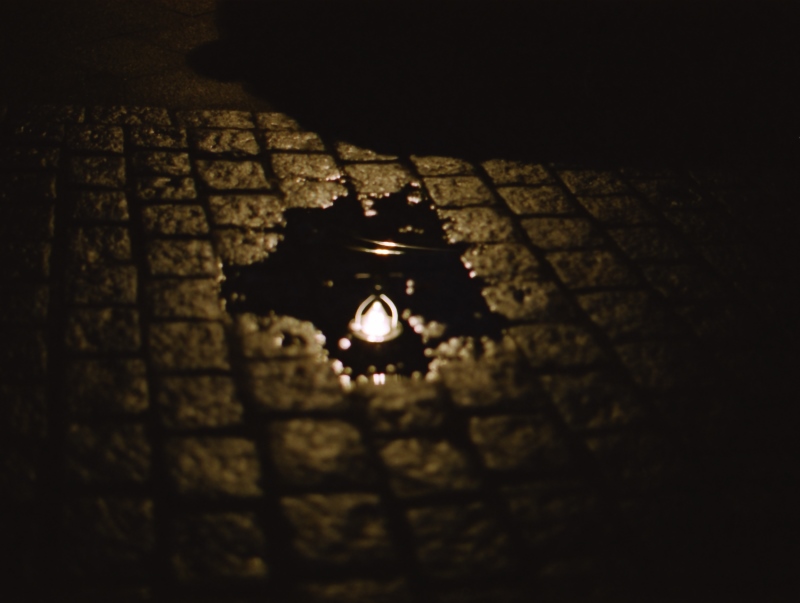 Spiegelung einer Lampe in einer Pfütze