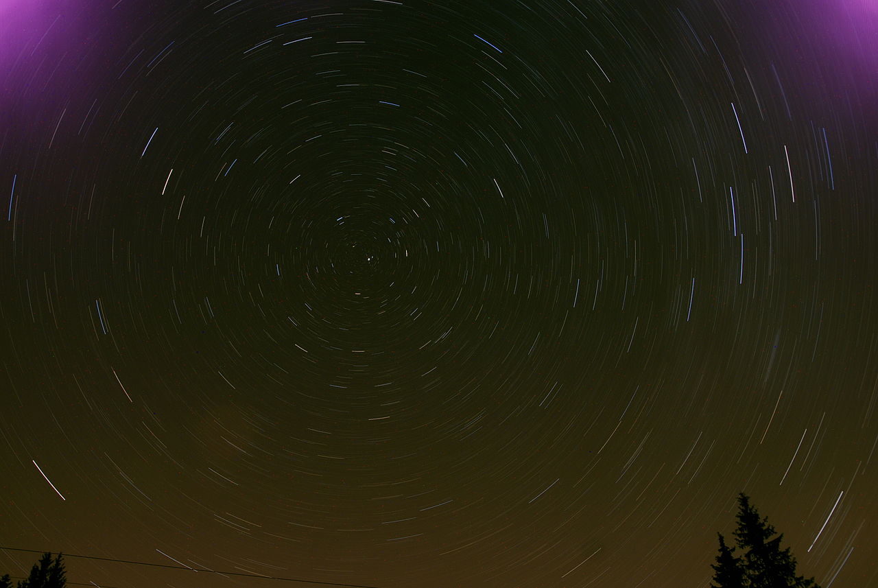 http://de.wikipedia.org/wiki/Langzeitbelichtung#/media/File:Rotating_stars.jpg