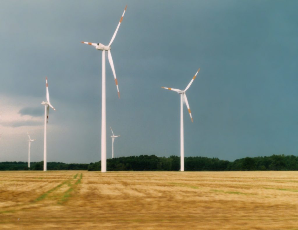 Windmühlen auf Wiese