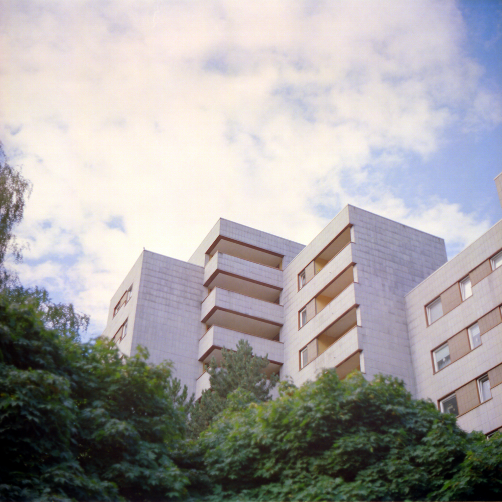 Bild mit der Kiev 60 - Wohnblock und Himmel