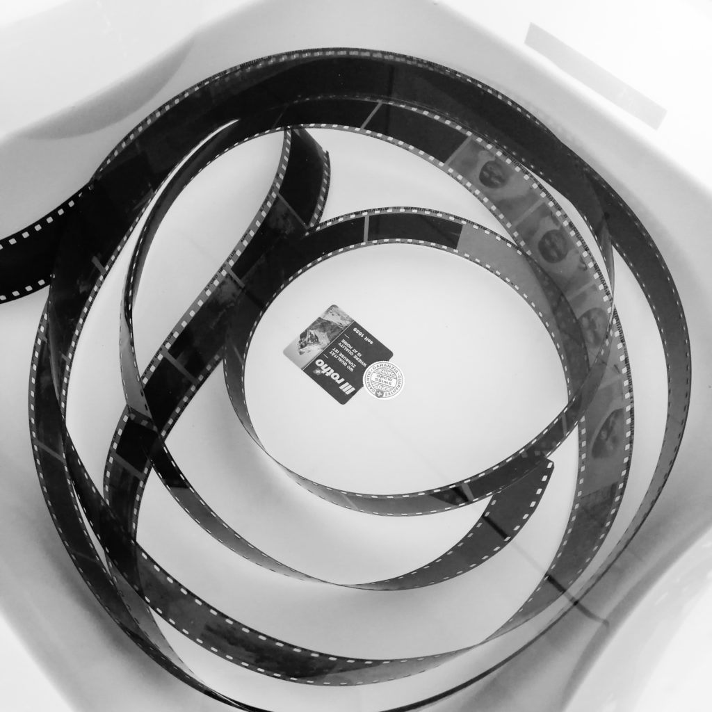 Fertig entwickelter analoger Film in der Schlusswässerung mit Adoflow.