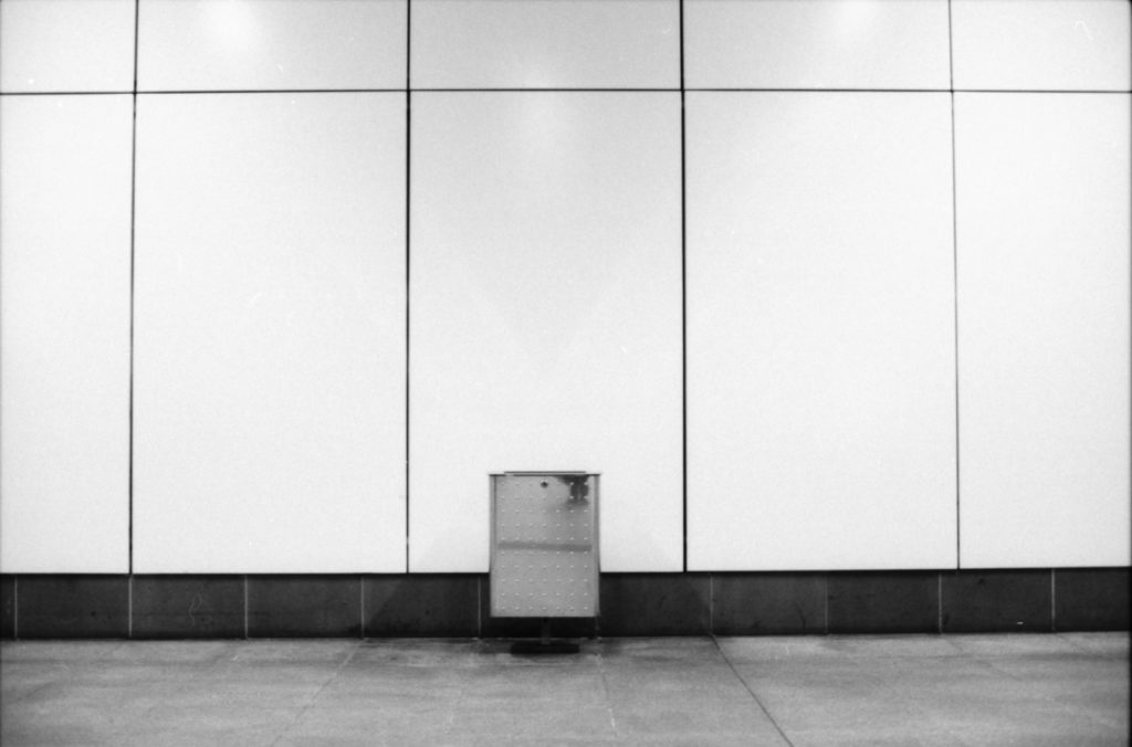 Mülleimer in einer des Hauptbahnhofes, nahe U55.
