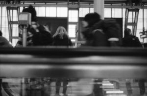 Wartende Frau am Fernzugleis im Bahnhof Alexanderplatz