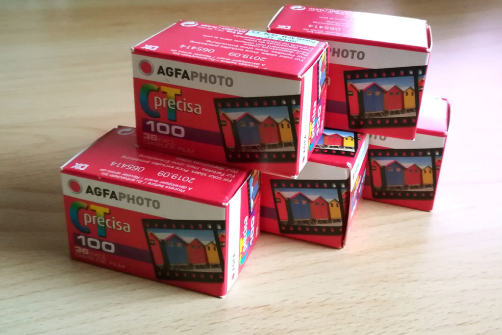 Agfa Precisa CT 100 Filmpackungen als Pyramide gestapelt.