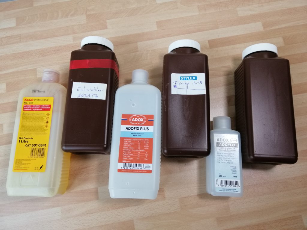 Drei braune Laborflaschen, Fotochemie