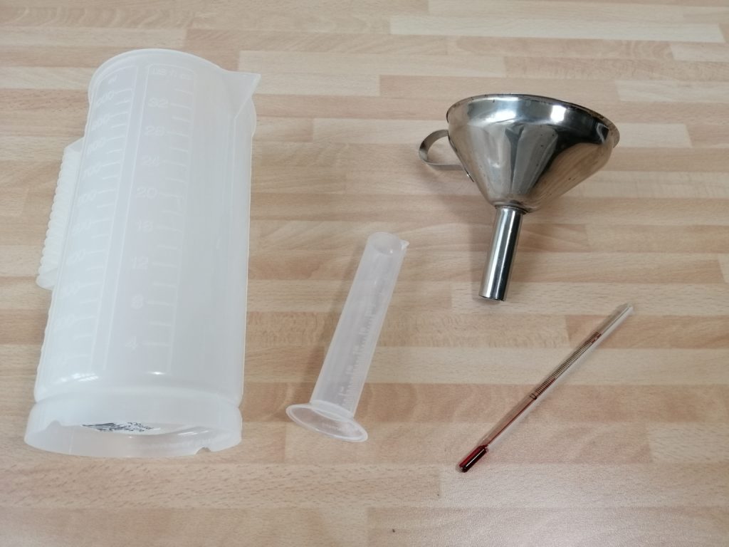 Messzylinder, Trichter und Thermometer