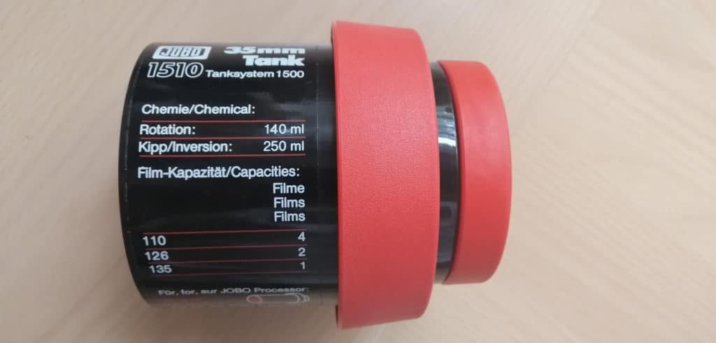 Jobo Filmdose 1510 auf der Seite liegend.