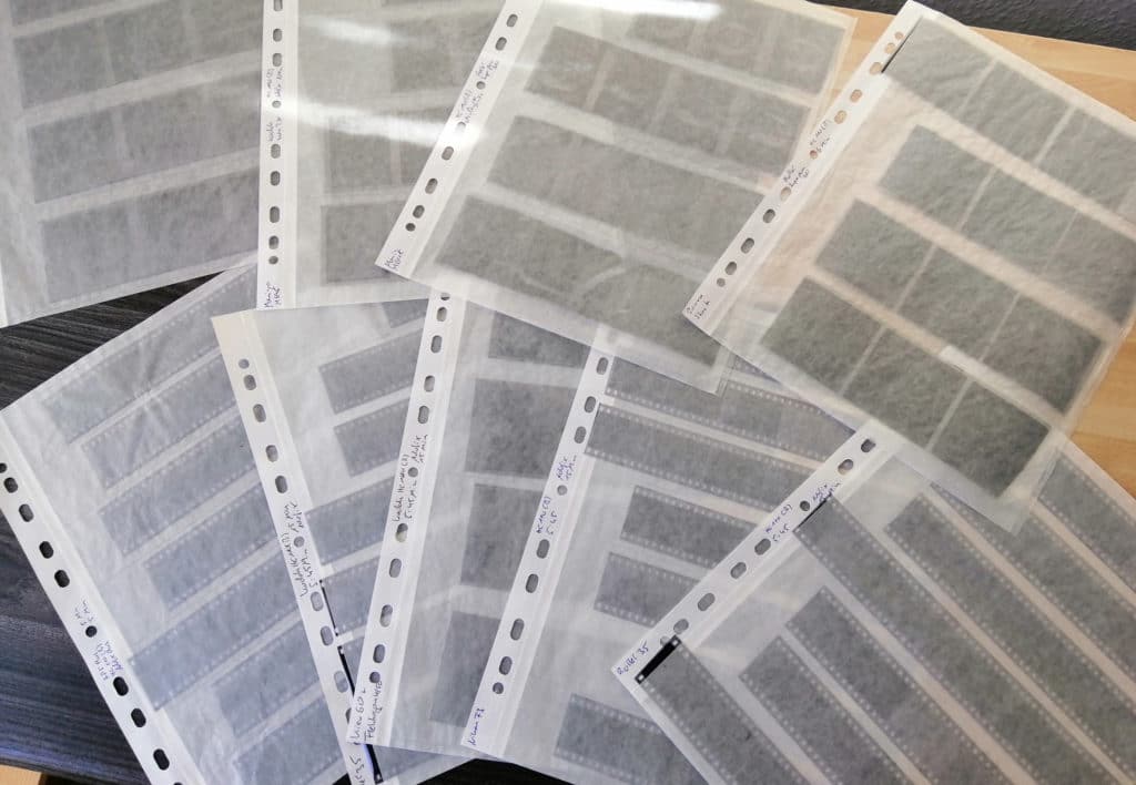 Mehrere Pergaminhüllen, gefüllt mit 135er und 120er Film.