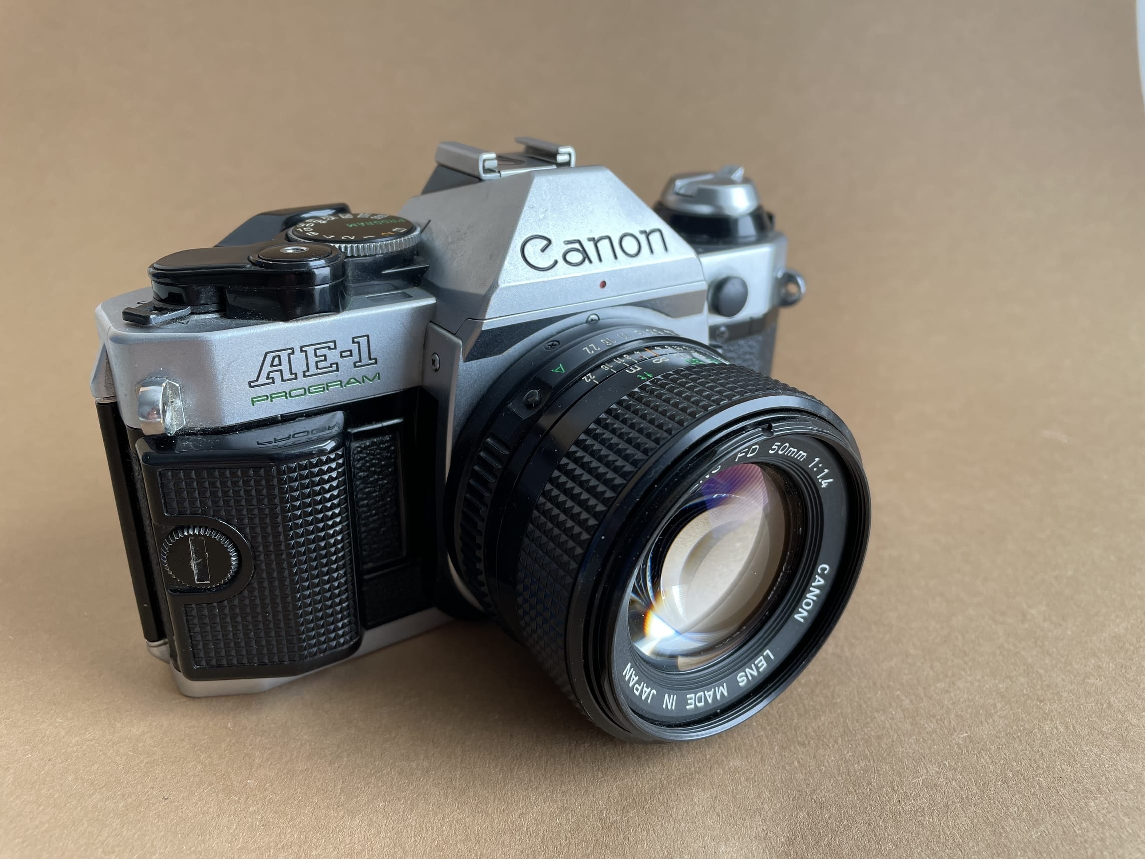 Analoge Kamera Canon AE-1 Program Frontsicht_web