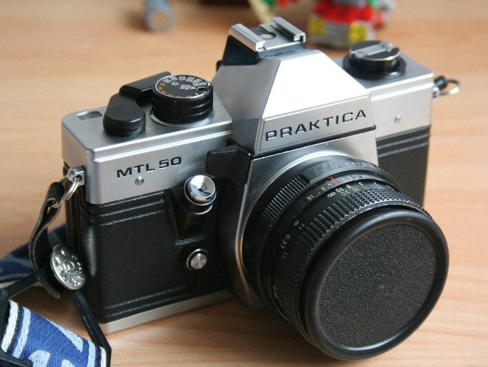 Analoge Kamera Praktica MTL 50 Frontansicht schräg