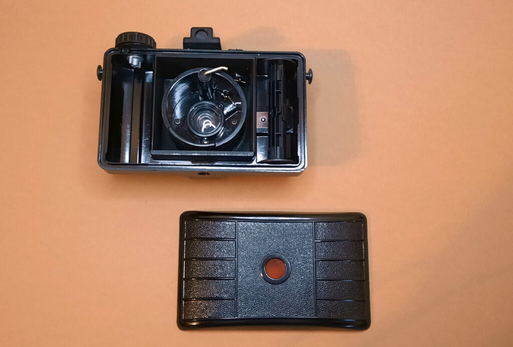 Pouva Start analoge Mittelformatkamera mit geöffneter Rückwand.