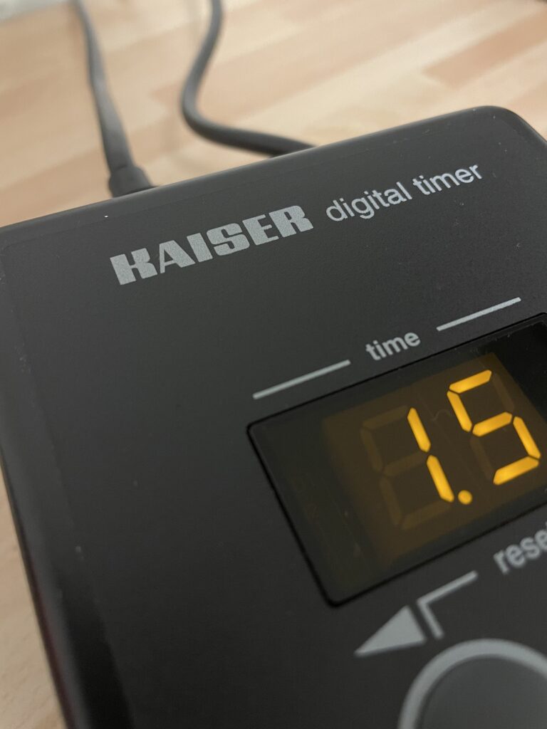 Nahaufnahme vom Display der digital timer Belichtungsschaltuhr