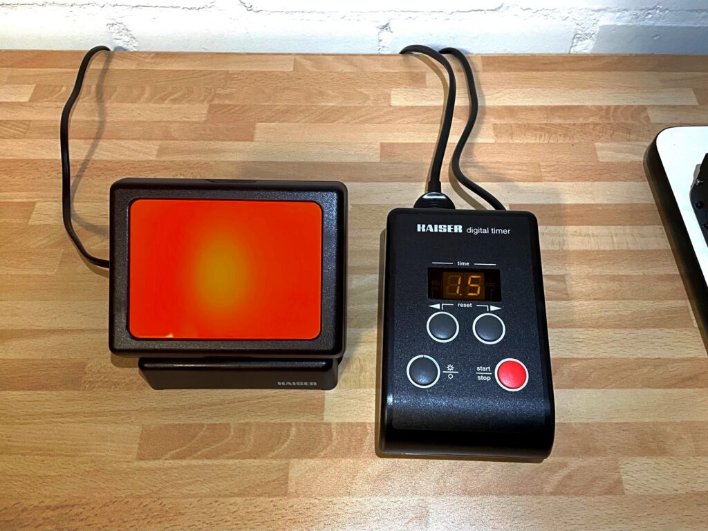 Im Test: Belichtungsschaltuhr und Dunkelkammerleuchte von Kaiser Fototechnik.