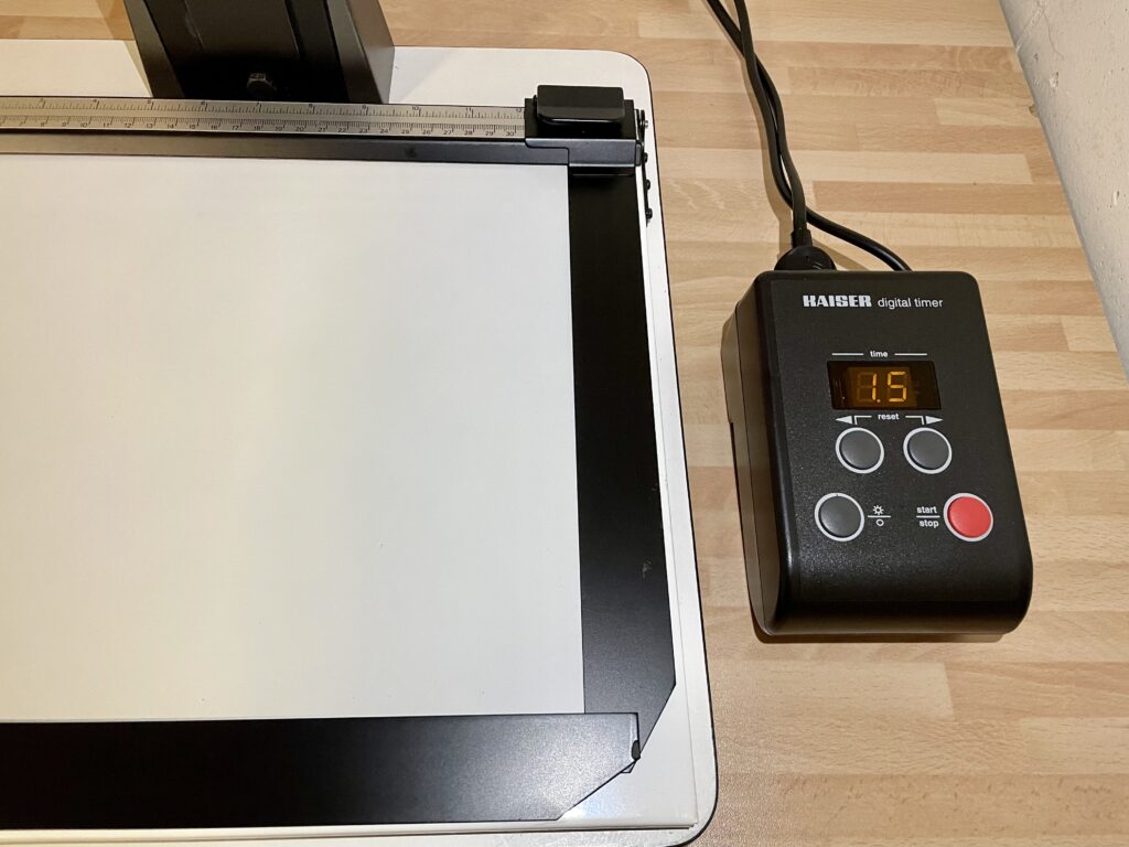 Platzsparend: Die Belichtungsschaltuhr digital timer von Kaiser Fototechnik braucht nicht viel Platz.