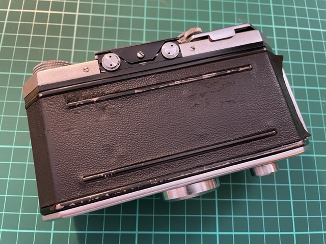 Edixa Reflex Rückwand, Kamera reinigen und neu beledern
