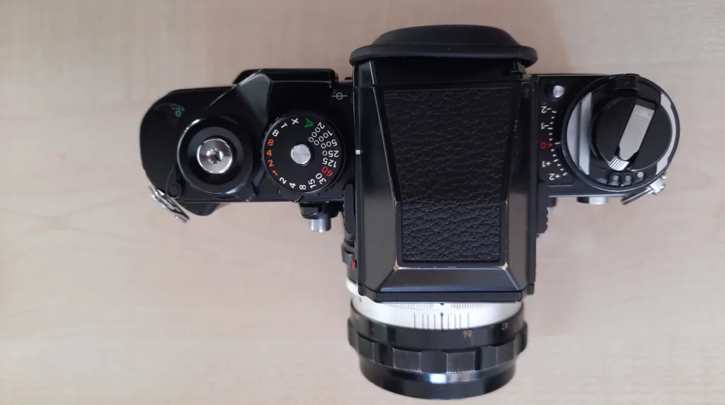 Die analoge Kamera Nikon F3 von oben gesehen.